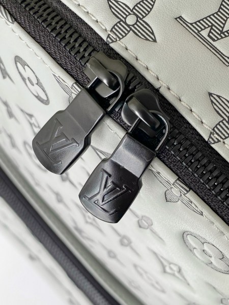 Handbag   Louis Vuitton  M46105  size 33 x 41 x 18  cm 