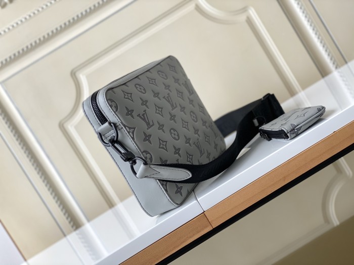 LOUIS VUITTON Duo Messenger Cow Leather Messenger Bag, Shoulder Bag, Crossbody Bag Men's Gray M46104 size 26*5*18.5 cm