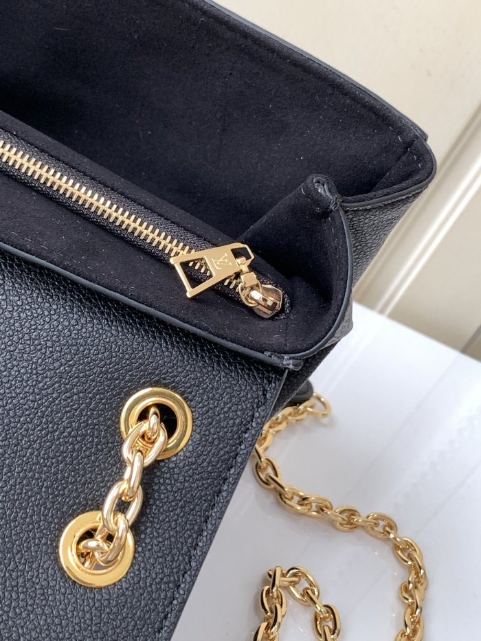  Handbag  Louis Vuitton  M44151  size  25 x 17 x 9.5  cm