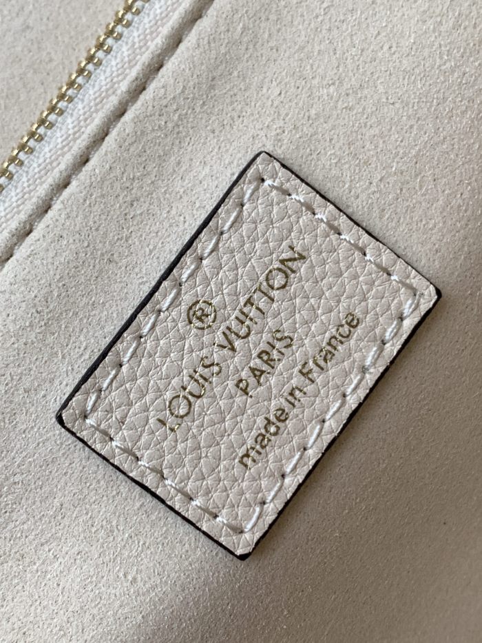 Handbag   Louis Vuitton  M44151  size  25 x 17 x 9.5  cm