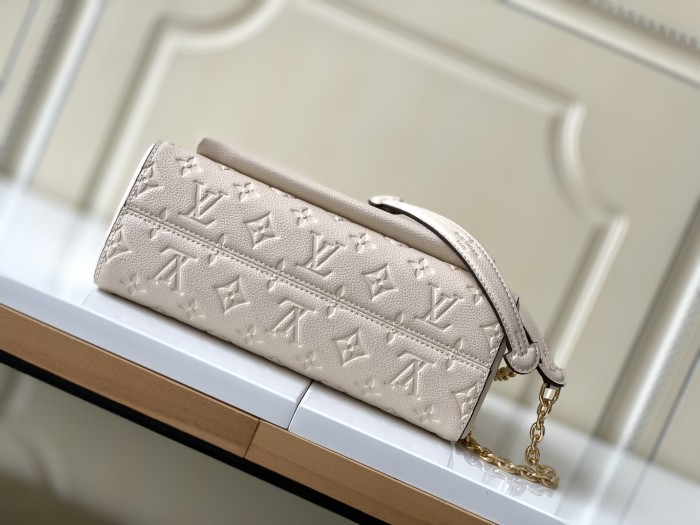 Handbag   Louis Vuitton  M44151  size  25 x 17 x 9.5  cm