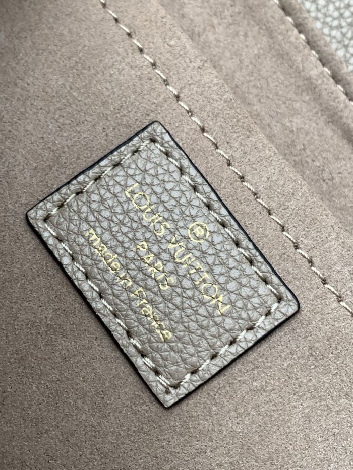 Handbag  Louis Vuitton  M44550  size  21x15x8  cm 