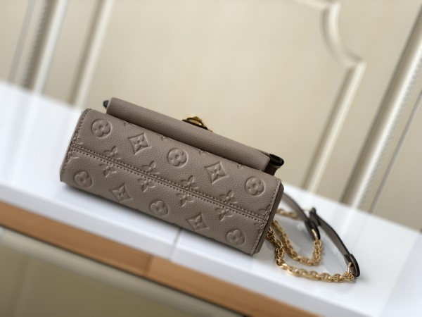 Handbag  Louis Vuitton  M44550  size  21x15x8  cm 