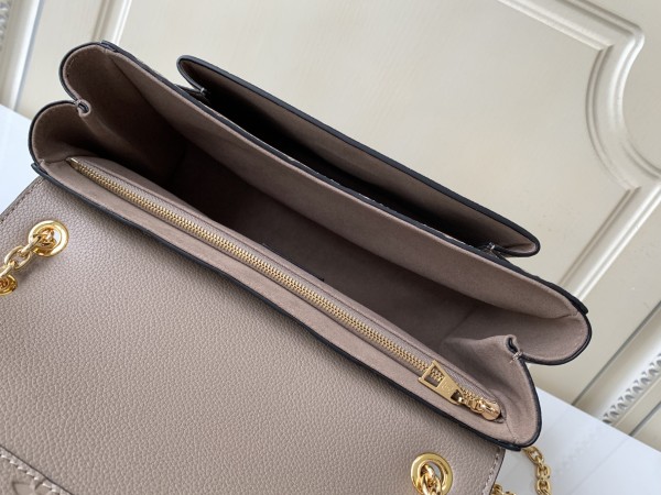  Handbag   Louis Vuitton M44929  size  25 x 17 x 9.5 cm 