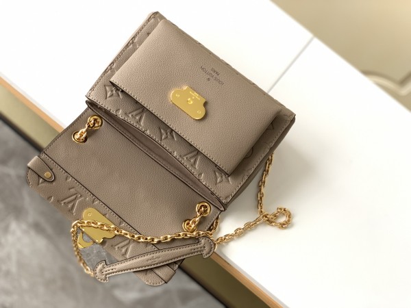 Handbag  Louis Vuitton  M44550  size  21x15x8  cm 