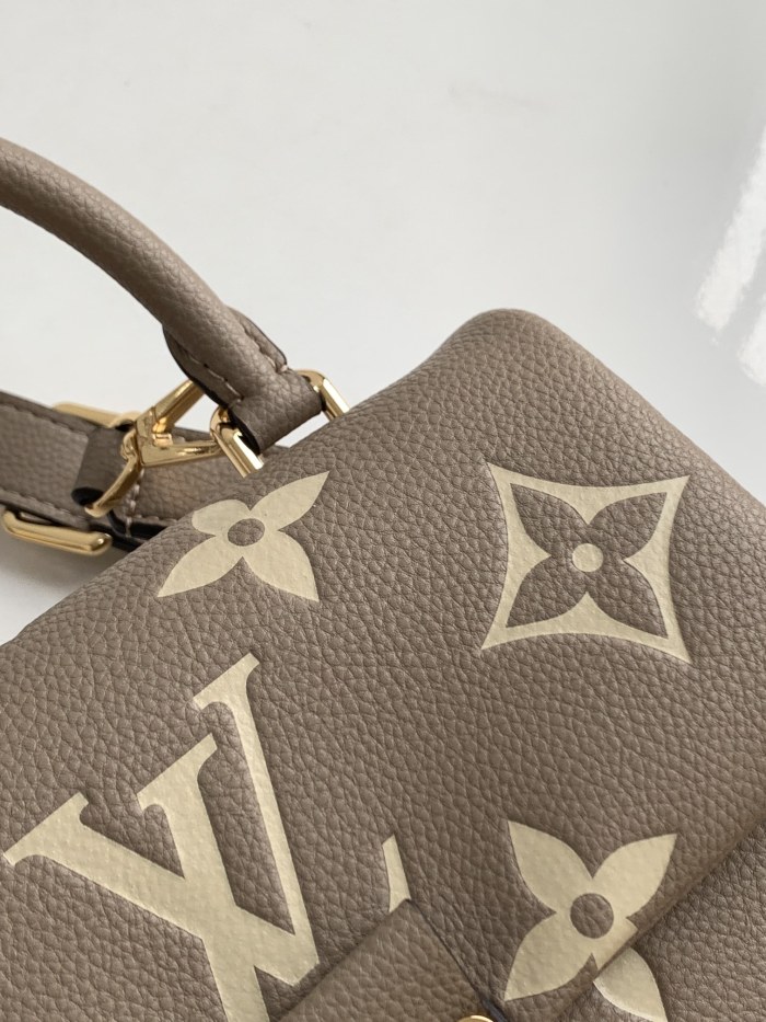 Handbag   Louis Vuitton  45978
