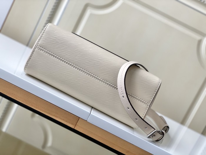 Handbag  Louis Vuitton   M20520 size 30 x 21 x 13