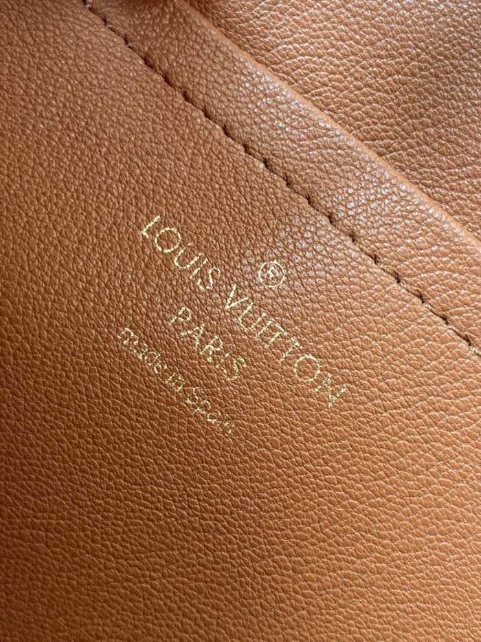  Handbag  Louis Vuitton   M46127  size 24.5 x 15.0 x 6.5