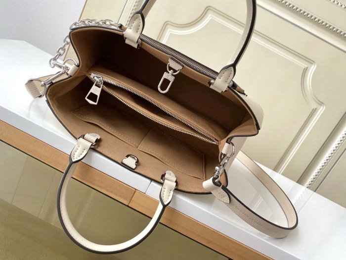 Handbag  Louis Vuitton  M20520  size  30 x 21 x 13 cm