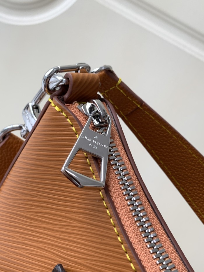 Handbag   Louis Vuitton  M80689   size  25x15x8  cm