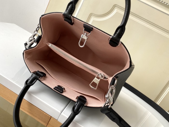 Handbag   Louis Vuitton  M59952  size  25 x 17 x 11 cm