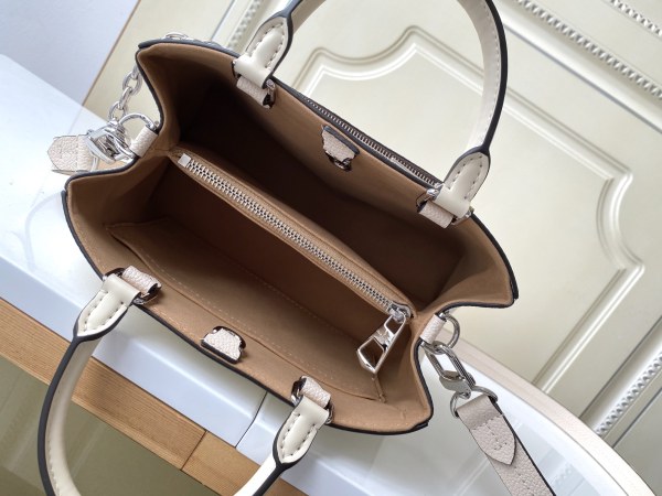 Handbag  Louis Vuitton   M20520 size 30 x 21 x 13