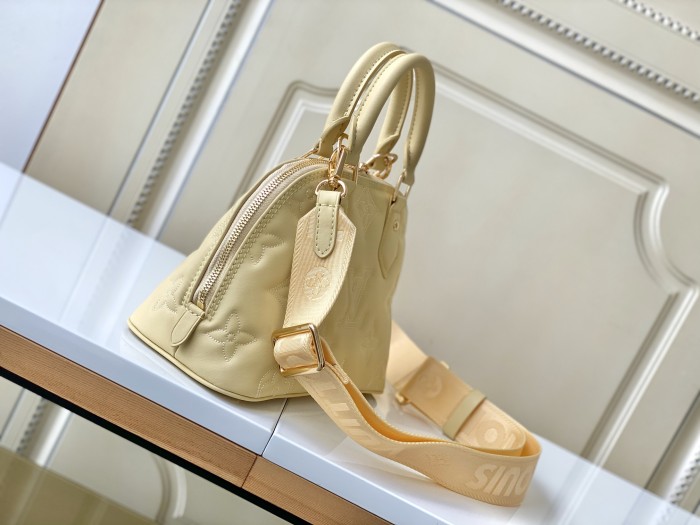  Handbag   Louis Vuitton   m59821  size 24.5 x 18 x 12   cm 