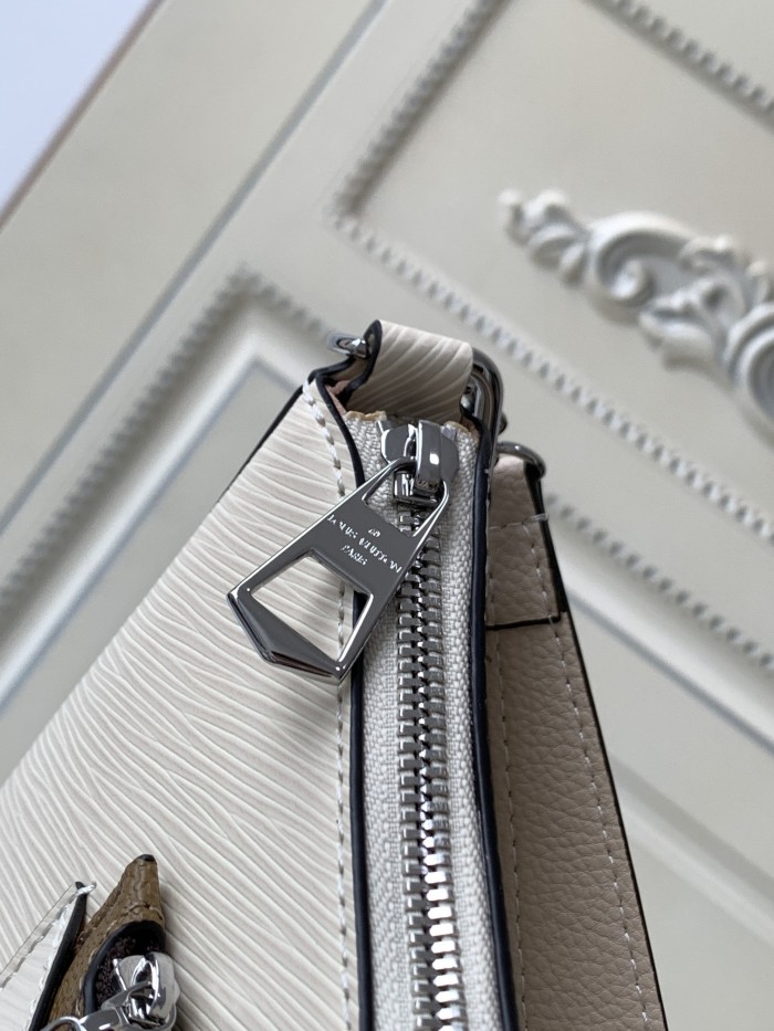 Handbag  Louis Vuitton  M80688  size  25x15x8  cm