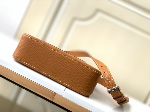 Handbag   Louis Vuitton  M80689   size  25x15x8  cm