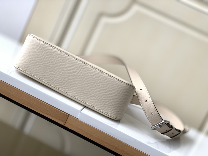 Handbag  Louis Vuitton  M80688  size  25x15x8  cm