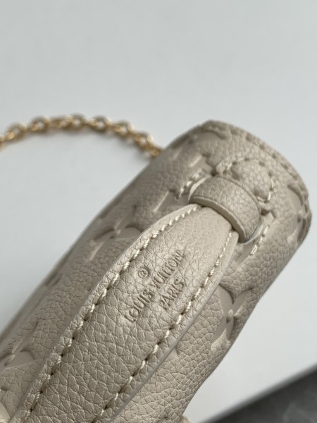 Handbag   Louis Vuitton  M81390  size  14 x 11 x 3.5  cm