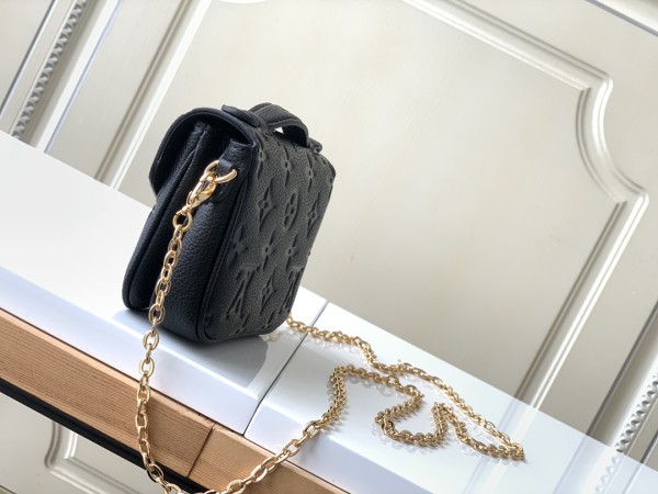  Handbag   Louis Vuitton  M81390  size  14 x 11 x 3.5  cm