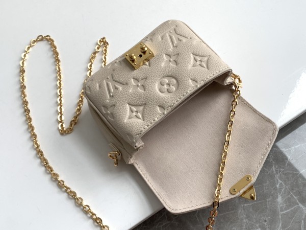 Handbag   Louis Vuitton  M81390  size  14 x 11 x 3.5  cm