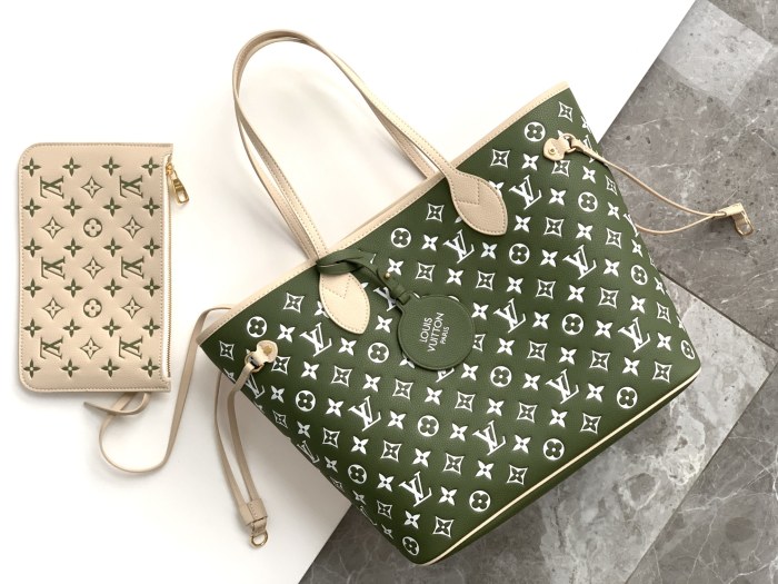  Handbag  Louis Vuitton  M46102   size  31 x 28 x 14 cm