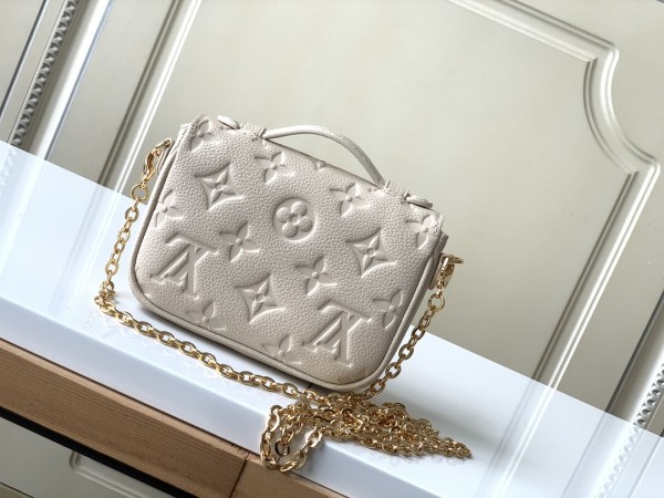 Handbag   Louis Vuitton  M81390  size  14 x 11 x 3.5  cm