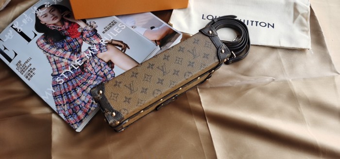  Handbag   Louis Vuitton  M94219  size  20.5*6*14  cm