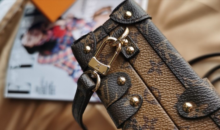  Handbag   Louis Vuitton  M94219  size  20.5*6*14  cm