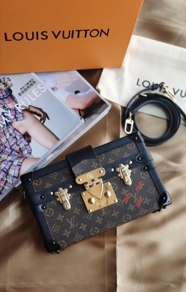 Handbag  Louis Vuitton  M44199  size  20.5*6*14  cm
