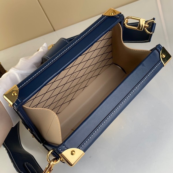  Handbag   Louis Vuitton   m59717  size  20 x 12.5 x 5  cm