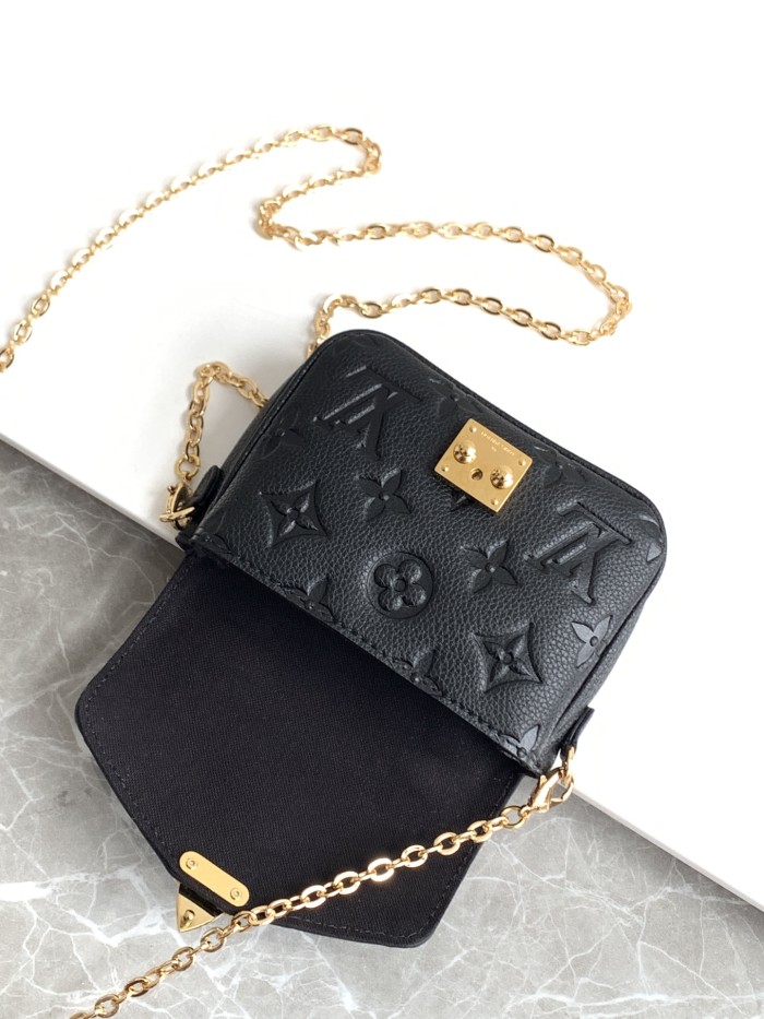  Handbag   Louis Vuitton  M81390  size  14 x 11 x 3.5  cm