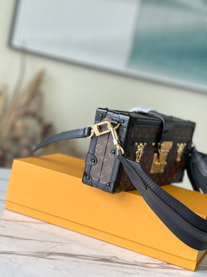  Handbag  Louis Vuitton   M46120   size 27 x 12 x 6.5  cm 