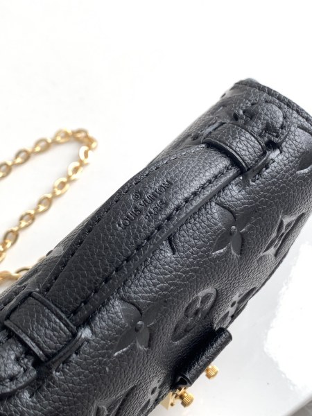  Handbag   Louis Vuitton  M81390  size  14 x 11 x 3.5  cm