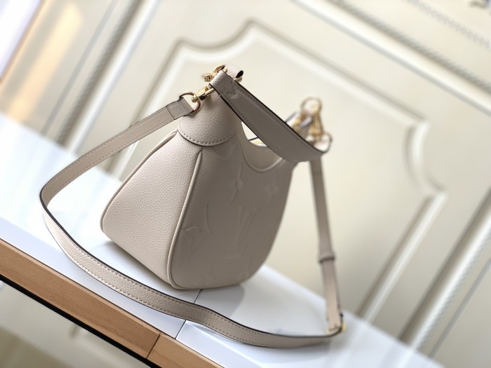  Handbag   Louis Vuitton  46099   size  22 x 14 x 9  cm