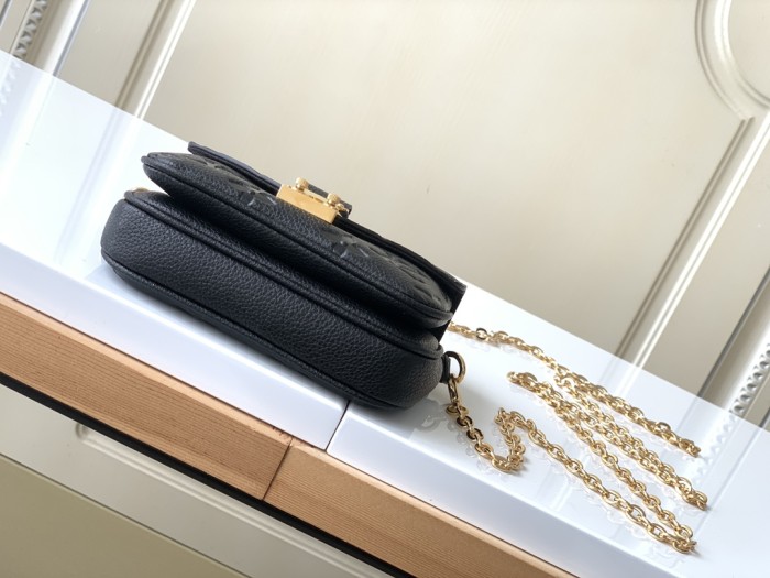  Handbag   Louis Vuitton  M81390  size  14 x 11 x 3.5  cm