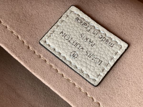  Handbag    Louis Vuitton  M80688   size   25x15x8  cm