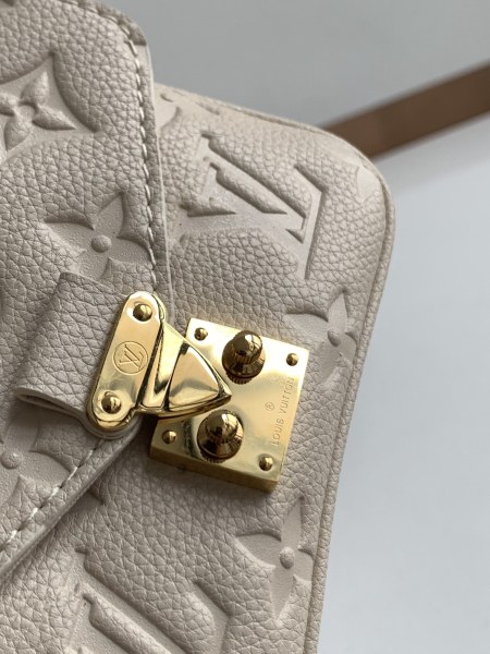 Handbag   Louis Vuitton  M81390  size  14 x 11 x 3.5  cm