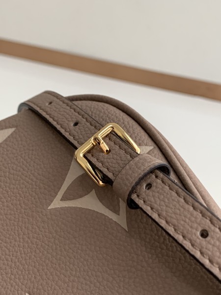  Handbag   Louis Vuitton  M46002  size  22 x 14 x 9  cm