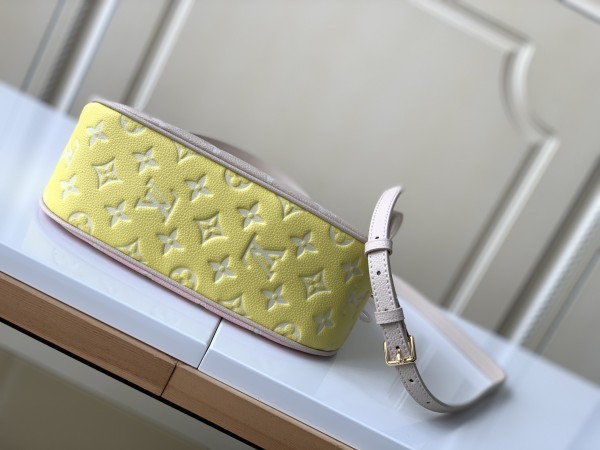  Handbag   Louis Vuitton  M46002  size  22 x 14 x 9  cm