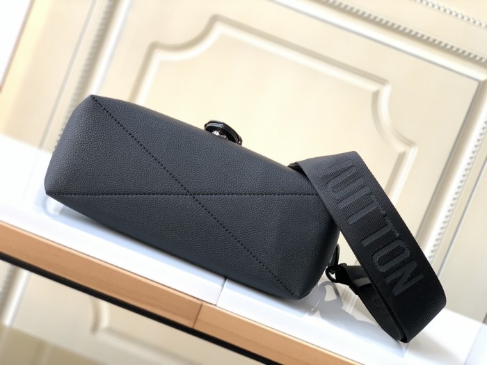 Handbag  Louis Vuitton  M45911  size  36 x 23 x 11  cm