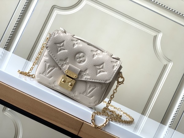 Handbag   Louis Vuitton  M81390  size  14 x 11 x 3.5  cm