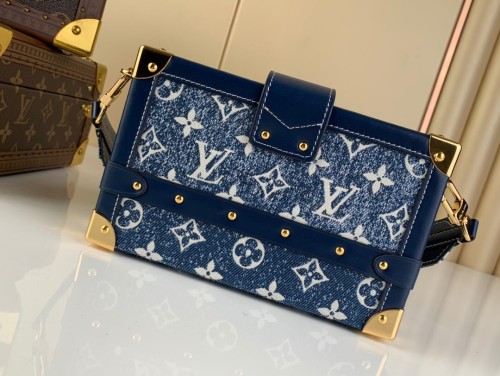  Handbag   Louis Vuitton   m59717  size  20 x 12.5 x 5  cm