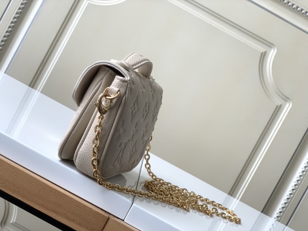 Handbag   Louis Vuitton  M81390  size  14 x 11 x 3.5  cm