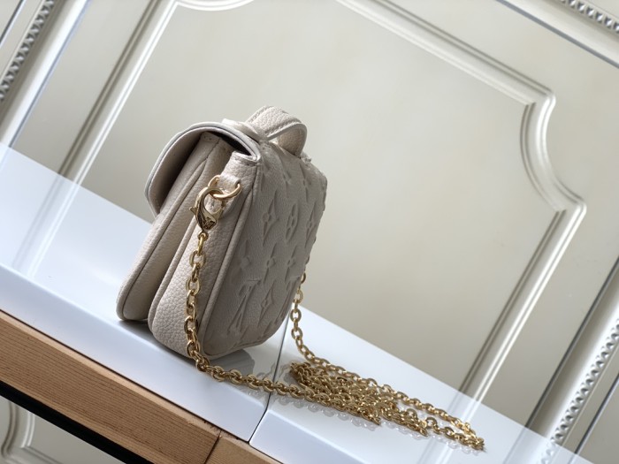 Handbag   Louis Vuitton  M81390  size  14 x 11 x 3.5  cm