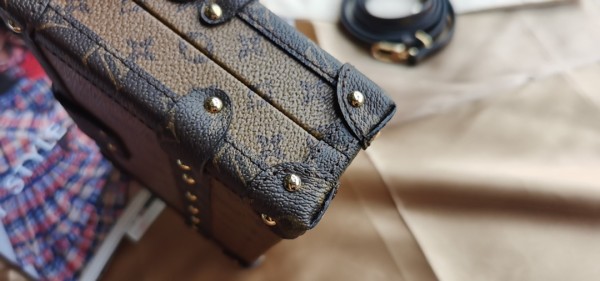  Handbag   Louis Vuitton  M94219  size  20.5*6*14  cm