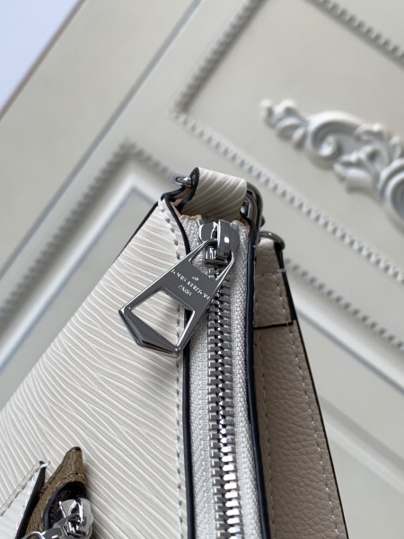  Handbag    Louis Vuitton  M80688   size   25x15x8  cm