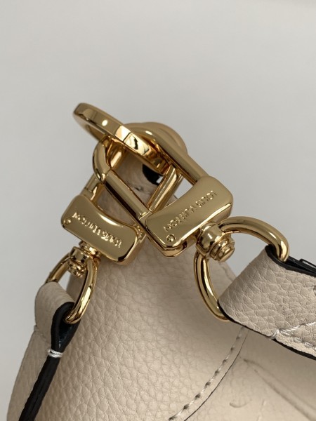  Handbag   Louis Vuitton  46099   size  22 x 14 x 9  cm