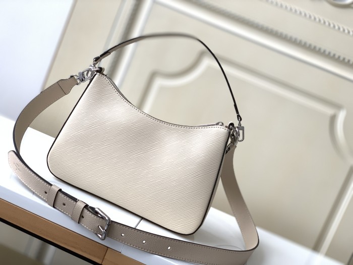  Handbag    Louis Vuitton  M80688   size   25x15x8  cm