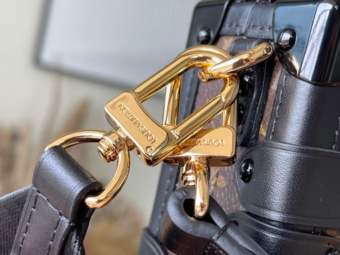  Handbag  Louis Vuitton   M46120   size 27 x 12 x 6.5  cm 