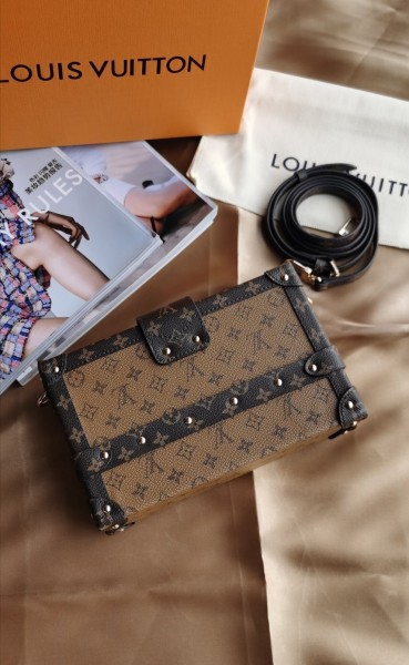  Handbag   Louis Vuitton  M94219  size  20.5*6*14  cm