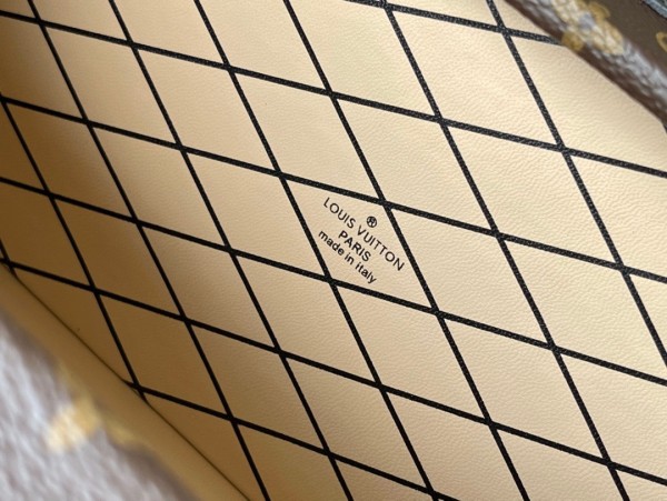  Handbag  Louis Vuitton   M46120   size 27 x 12 x 6.5  cm 